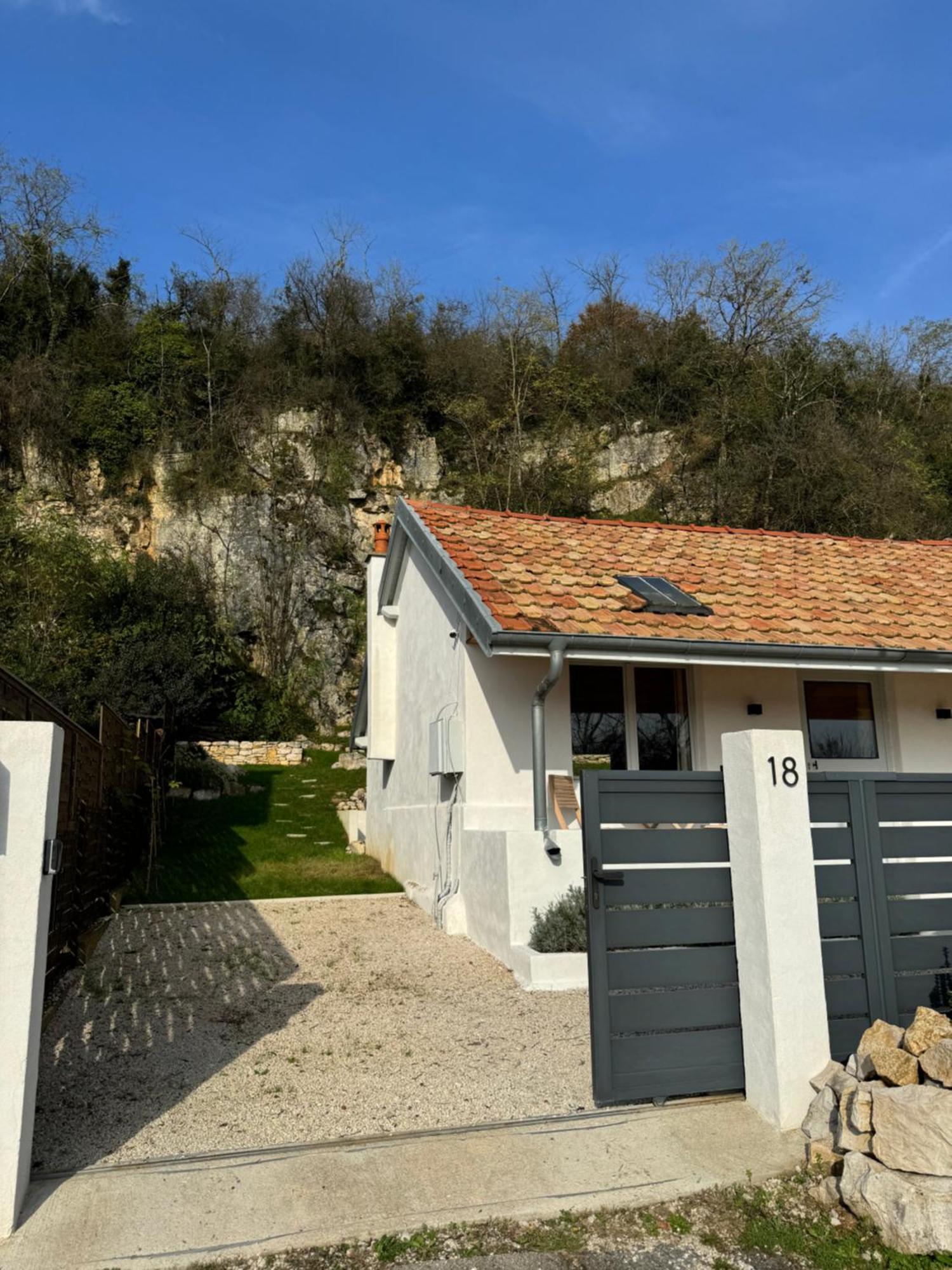 Maison Au Bord De L'Eau Les Roches Rochefort-sur-Nenon Exterior foto