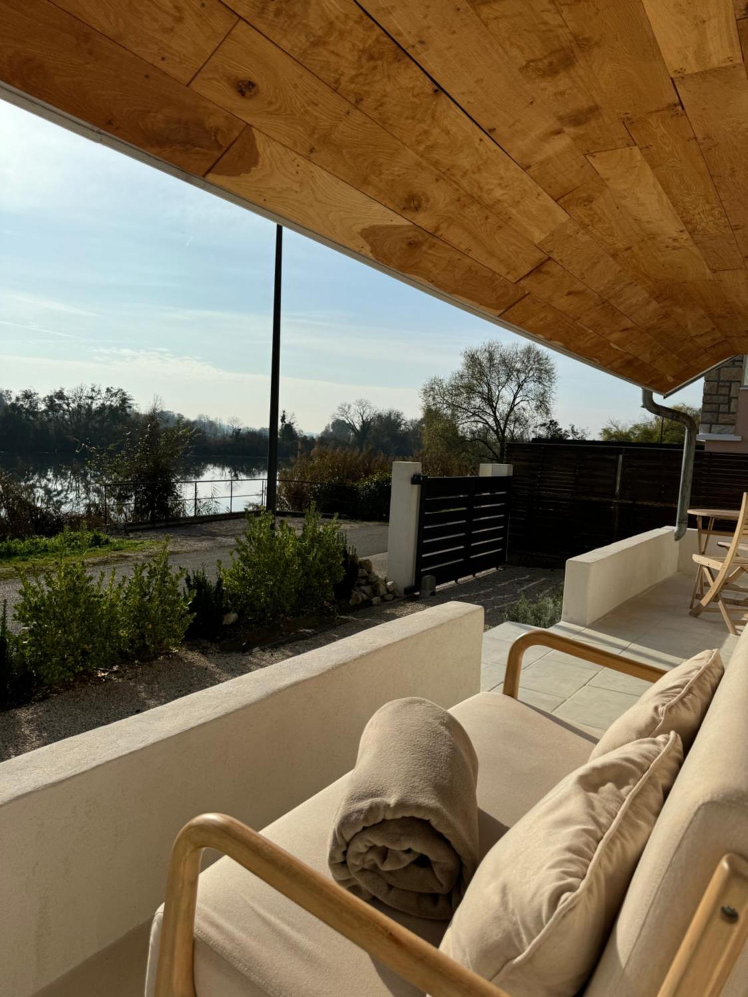 Maison Au Bord De L'Eau Les Roches Rochefort-sur-Nenon Exterior foto
